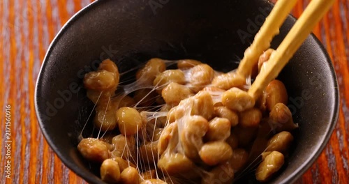 お箸で納豆を混ぜる