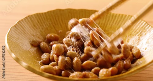 お箸で納豆を混ぜる
