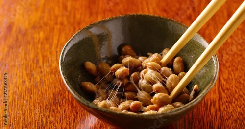 お箸で納豆を混ぜる
