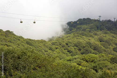 Foto Cable cars over misty forest at Fanjingshan, Guizhou, China