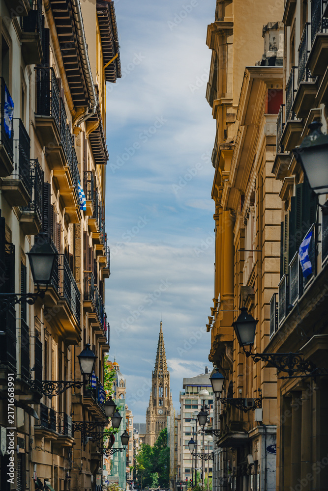 Fototapeta premium Strasse in der Altstadt mit der Kathedrale zum guten Hirten San Sebastian, Spanien