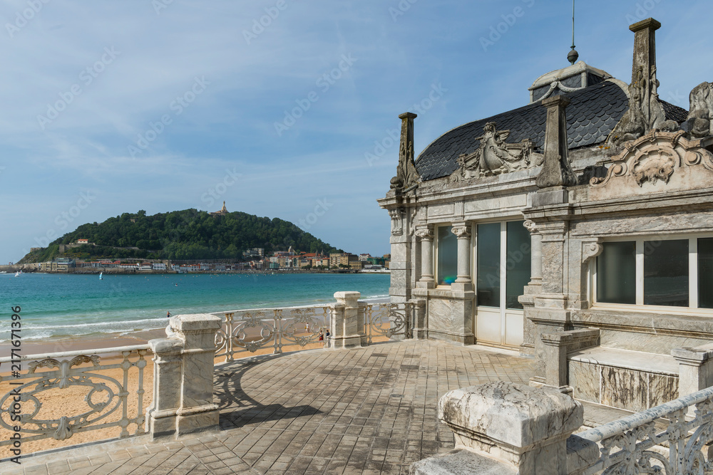 Fototapeta premium Badehaus La Perla an der Promenade am La Concha Strand, San Sebastián, Spanien