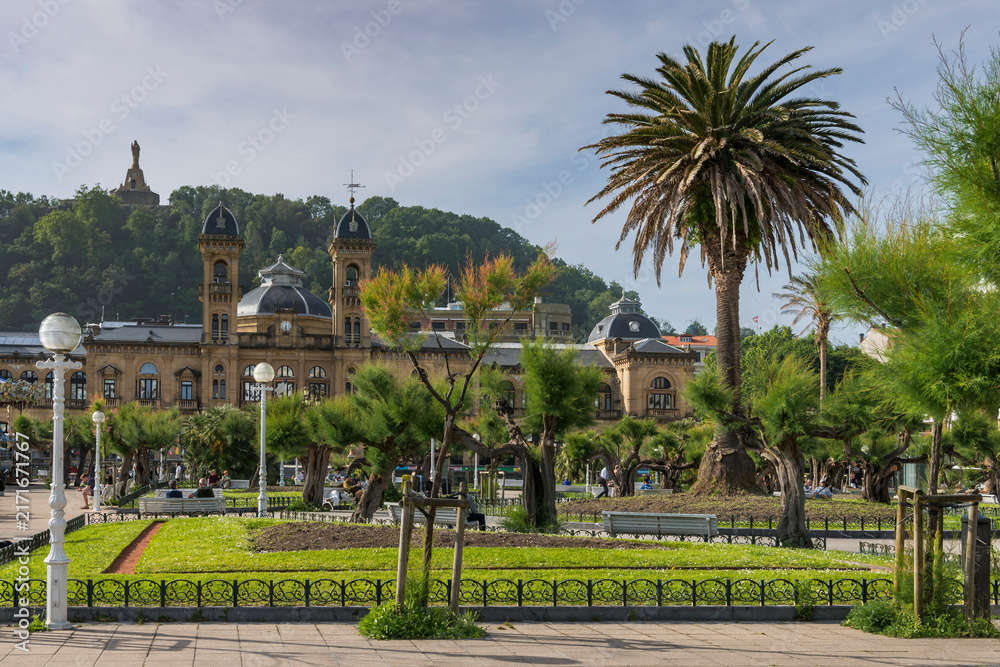 Naklejka premium Der Alderdi Eder Park mit Rathaus in San Sebastian, Baskenland, Spanien