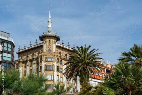 фотографія Historisches Gebäude im Belle-Époque-Stil am Alderdi Eder Park in San Sebastian,