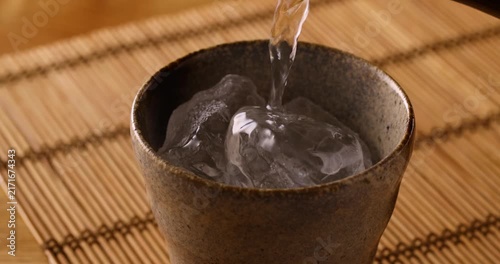 氷の入ったグラスに焼酎を注ぐ