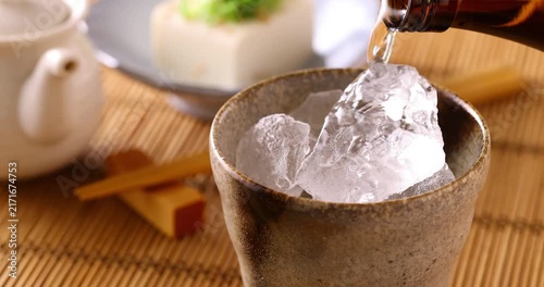 氷の入ったグラスに焼酎を注ぐ
