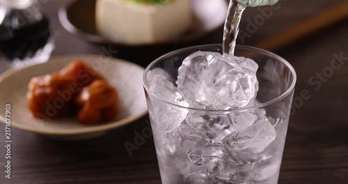 氷の入ったグラスに焼酎を注ぐ