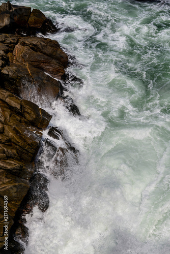 Obraz na plátně Churning ocean water crashing on rocky coast