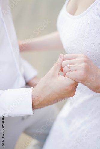 Foto Newly engaged couple tenderly holding hands