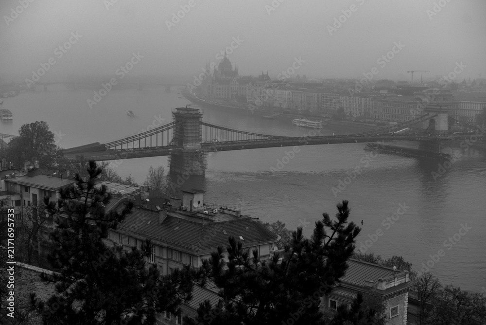 Obraz premium Moody foggy morning over Budapest and Chain Bridge