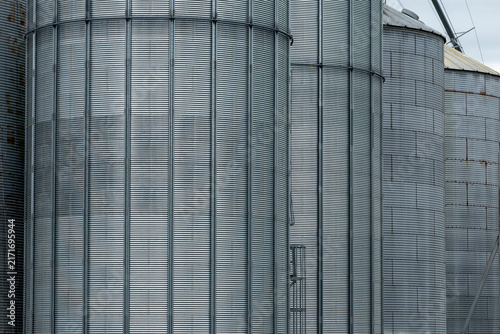 Cuadro en lienzo Textured metal exterior of industrial grain elevators