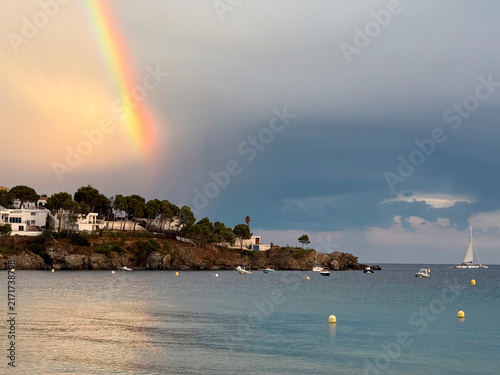 Arco iris después de la tormenta en Paisaje mediterráneo de la Costa Brava de l'Alt  Empordà , Roses, Cataluña 