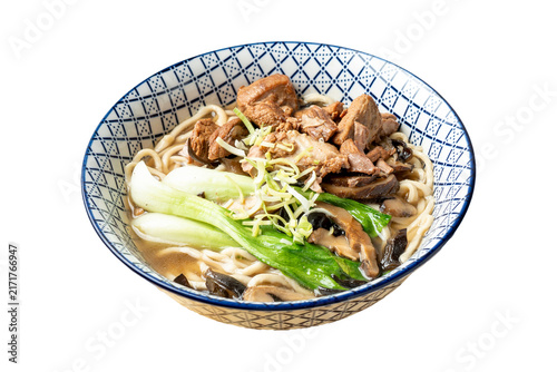 Fotografía Beef noodle soup with bok choy and mushrooms