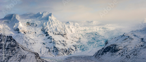 Картината върху платно Majestic panoramic view of the snow-covered Svinafellsjokull glacier and mountai