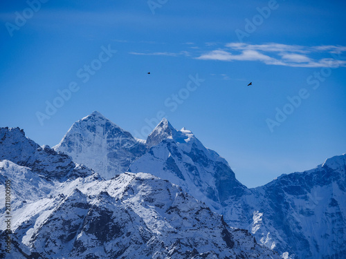 Bild auf Leinwand Majestic snow-capped peaks of the Himalayas under a clear blue sky, showcasing the grandeur of the Everest region in Nepal