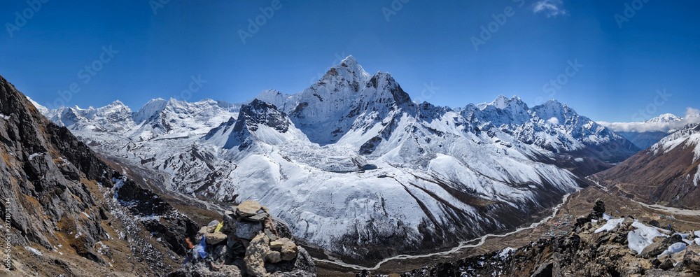 Naklejka premium Panoramic view of snow-capped Himalayan peaks and mountain landscape along the Everest trekking route in Nepal