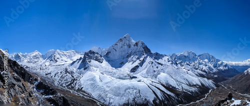 Obraz na płótnie Panoramic view of Ama Dablam mountain peak and the Himalayan range under a clear