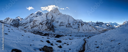 Fotografie Panoramic view of snowy mountain peaks along the Three Passes trek in the Khumbu