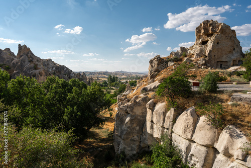 Foto Historic cave carved rock formations at Goreme Open Air Museum in Cappadocia, Ne