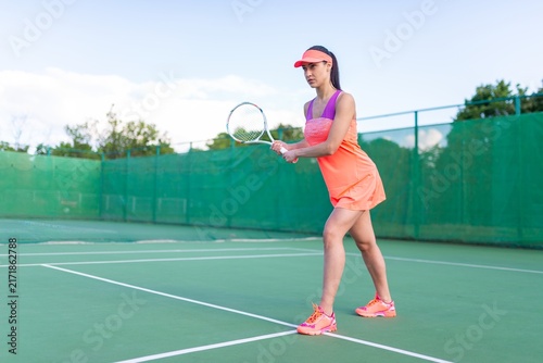 Cuadro en lienzo A tennis player woman preparing for a backhand stroke