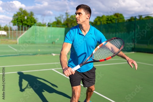 Cuadro en lienzo Man executing a powerful forehand swing on court