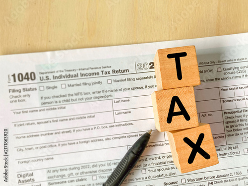 Foto U.S. Federal Income Tax Return Form with TAX Blocks