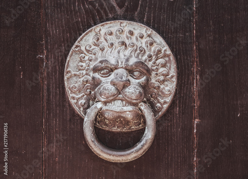 Fotografie Vintage antique lion head door knocker on wood