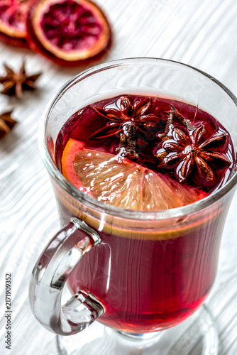 Fotografía mulled wine with spices in cup on wooden background