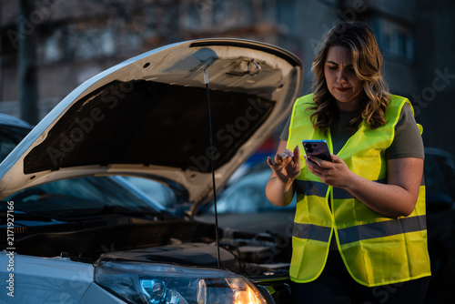 Obraz na plátne Woman calling for help after car breakdown