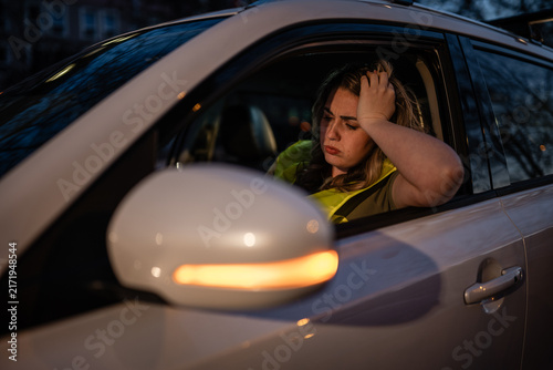Foto Woman experiencing car trouble outdoors feeling stressed and frustrated