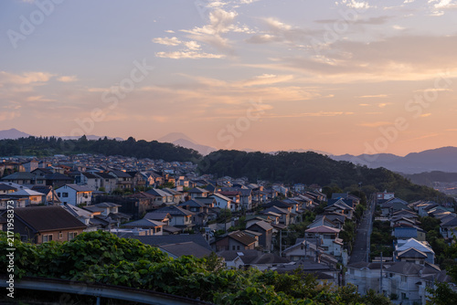 東京都日野市の郊外に広がる住宅街の夕景

