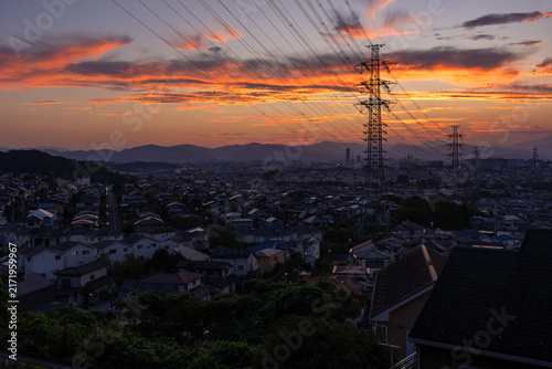 東京都日野市の郊外に広がる住宅街と送電鉄塔の夕景
