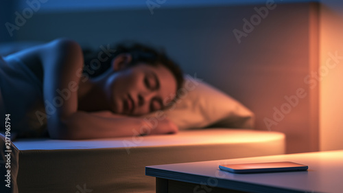 Naklejka 寝る前のスマートフォンを控えて質の高い睡眠を目指すデジタルデトックス