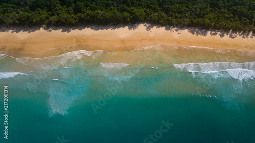 Fotografie Aerial top down view of the sandy beach and crushing waves