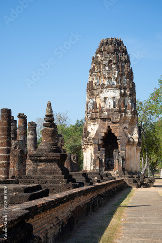Bild auf Leinwand Khmer prang on the ruins of the ancient Buddhist temple on the Wat Phra Pai Luang