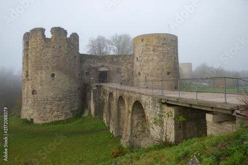 Fotografía The ancient Koporye fortress on a foggy October morning