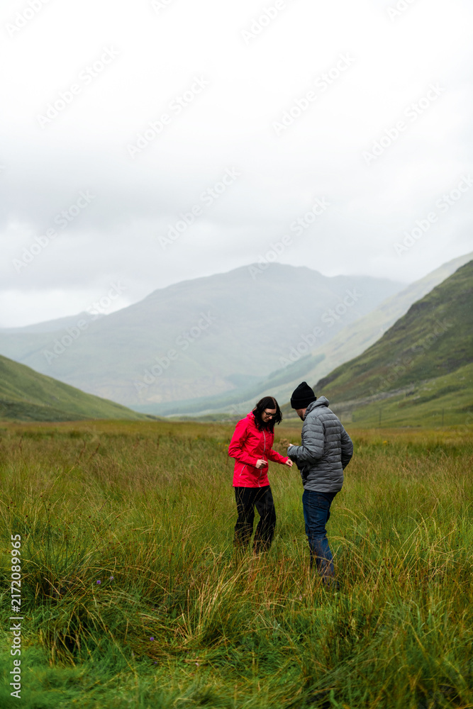 Fototapeta premium Couple exploring scenic mountain landscape.