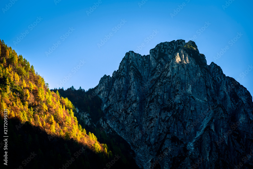 Obraz premium Autumn in the Julian Prealps. Glimpses of color between Pontebba and Studena.