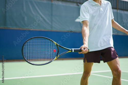 Fotografía Professional tennis player performs forehand hit on clay tennis court