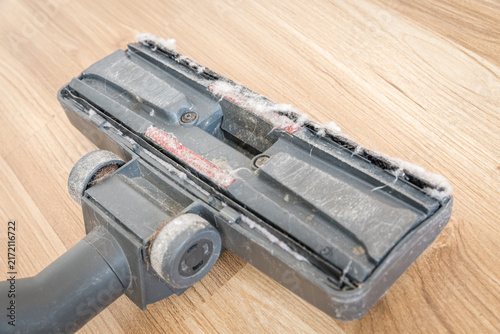 Cuadro en lienzo Dirty vacuum cleaner brush with dust. Cleaning concept