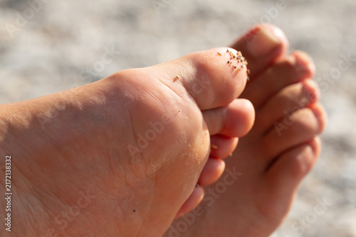Konstfotografi Bare feet relaxing on beach sand during summer vacation