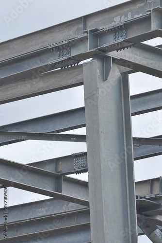 CONSTRUCTION SITE FOR THE CONSTRUCTION OF A GALVANIZED STEEL STRUCTURE WITH BEAMS AND PILLARS