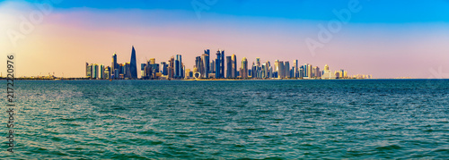 Fotografía Doha Skyline Panorama Across Doha Bay in Qatar