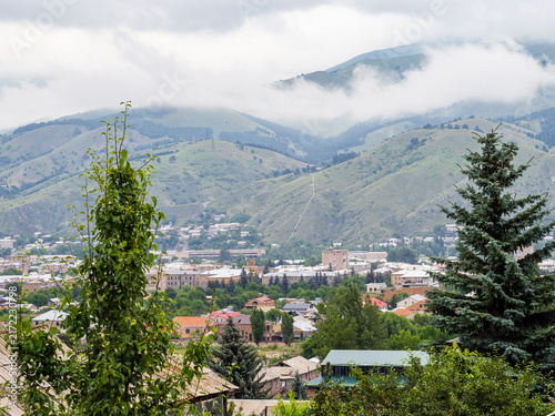 Fotografía above view of Vanadzor city on cloudy morning
