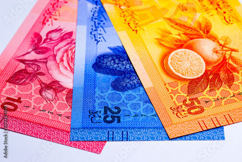Фотография Syrian Pounds paper banknotes, including 10, 25, and 50 pounds