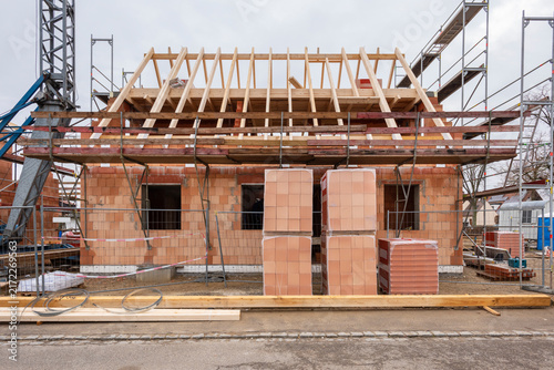 Ein neugebautes Wohnhaus befindet sich noch im Ausbau und Rohbau