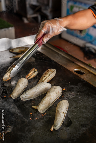 Cuadro en lienzo Flipping Mentarang Clams on Flat Griddle