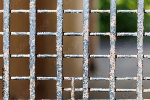 Foto Rusted metal grid shows weathered texture and grid pattern