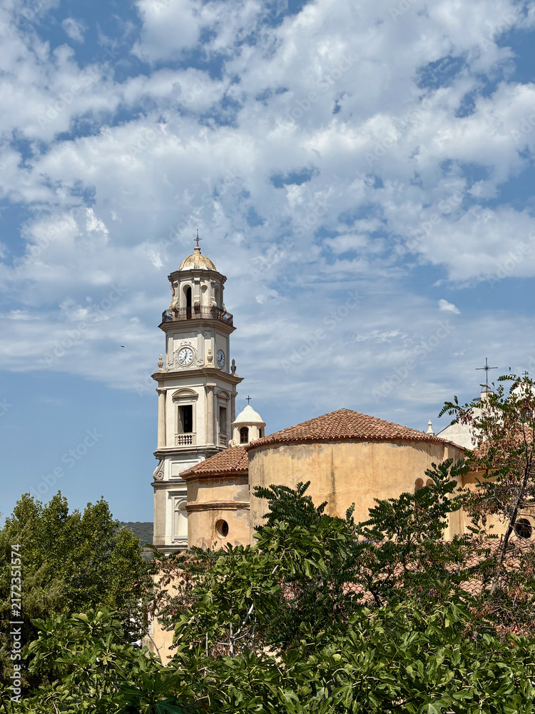 Obraz premium Clocher de l’église Saint-Blaise de Calenzana, monument historique en Corse