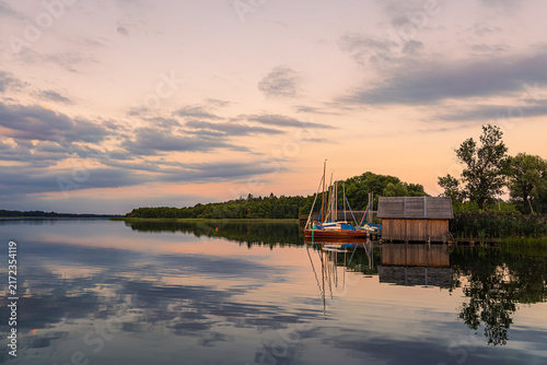 Abends am Schaalsee in Seedorf mit Booten und Bootshaus
